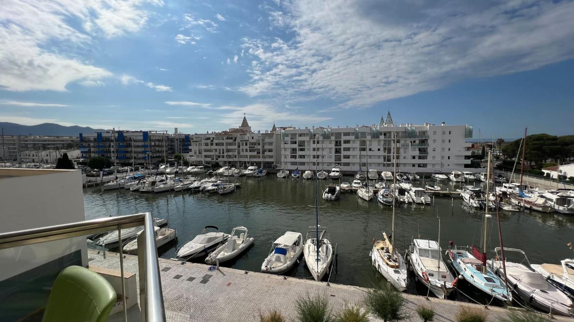 Precioso Piso Con Vista Al Canal Y Piscina En * Rosas